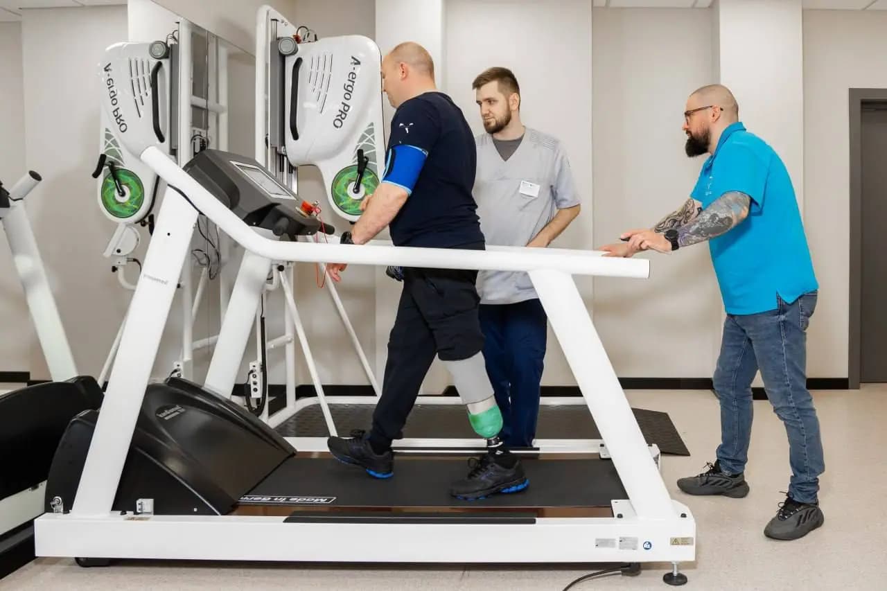 «Время сильных»: ветераны CBO на протезах ног, созданных в центре БИОНИКА 2.0, поднимутся на Эльбрус