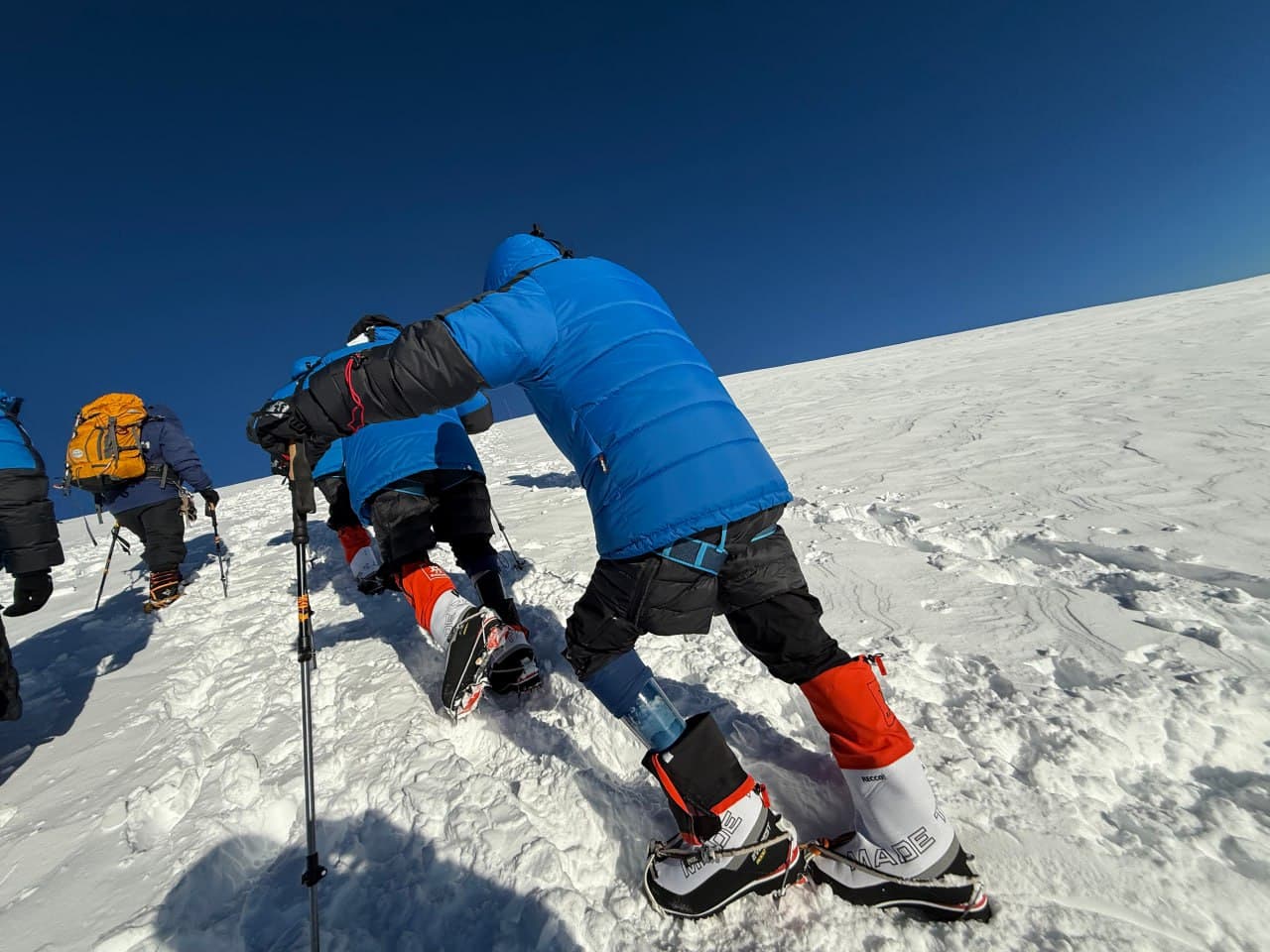 6 ветеранов впервые в мире покорили вершину Эльбруса на протезах ног