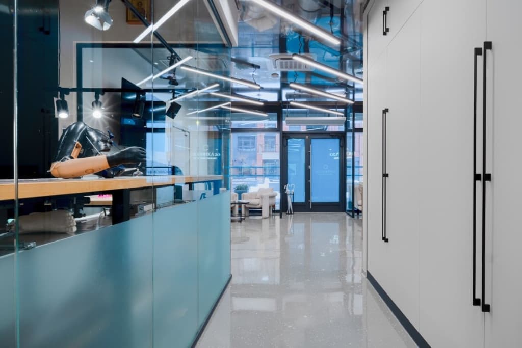 Центр БИОНИКА 2.0, зона ожидания для пациентов Центр БИОНИКА 2.0, панорамная мастерская