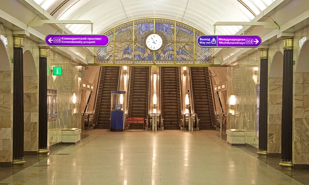 Центральный зал. Обязательно обратите внимание на мозаичные панно, которыми украшена станция. Фото: metro.vpeterburge.ru