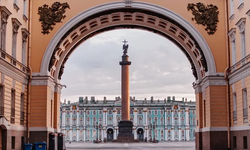 Александровская колонна вид через Арку Главного штаба. ФОТО: Max Avans / Pixels