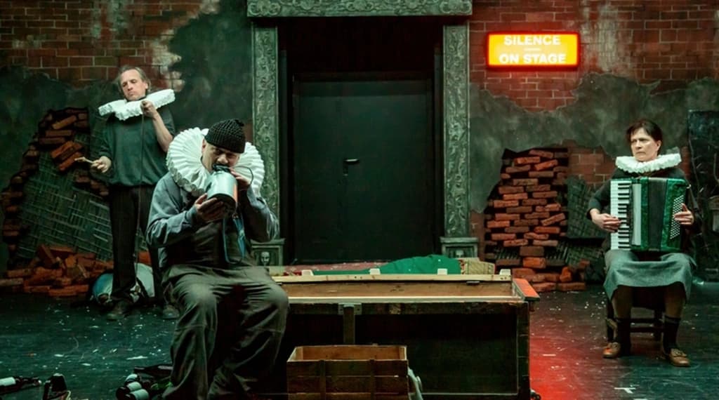 Сцена из спектакля