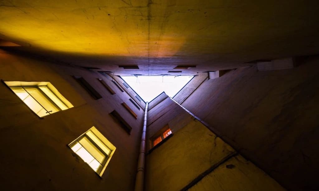 Двор Ангела - двор колодец необычной пятиугольной формы / ФОТО: pantv