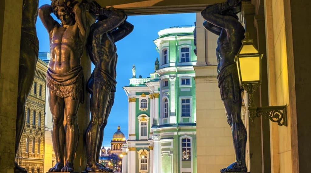 Атланты Нового Эрмитажа /Источник: kudago.com