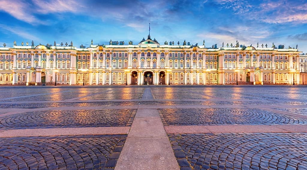 Дворцовая площадь, вид на Зимний дворец / Источник: spb-tours.website